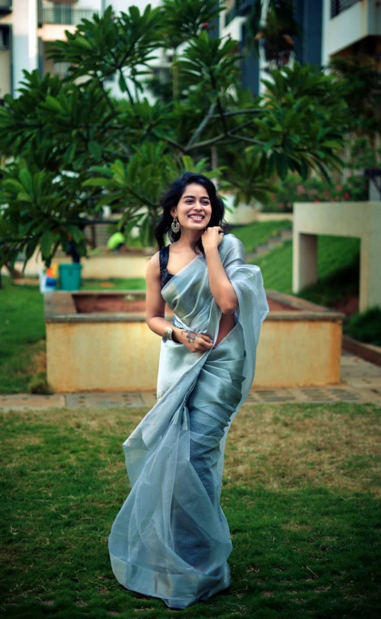 Actress #SaiPriyankaRuth looks resplendent as she rocks in the saree look