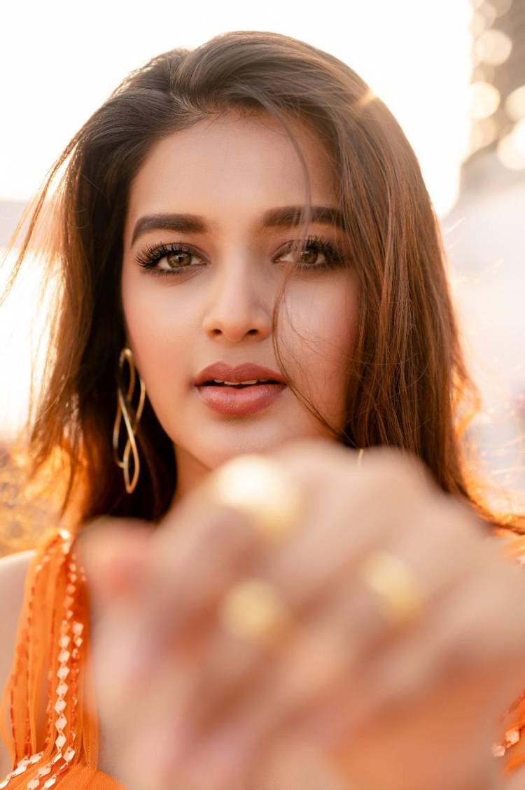 Can't take off eyes from the Beautiful @AgerwalNidhhi   #NiddhiAgerwal