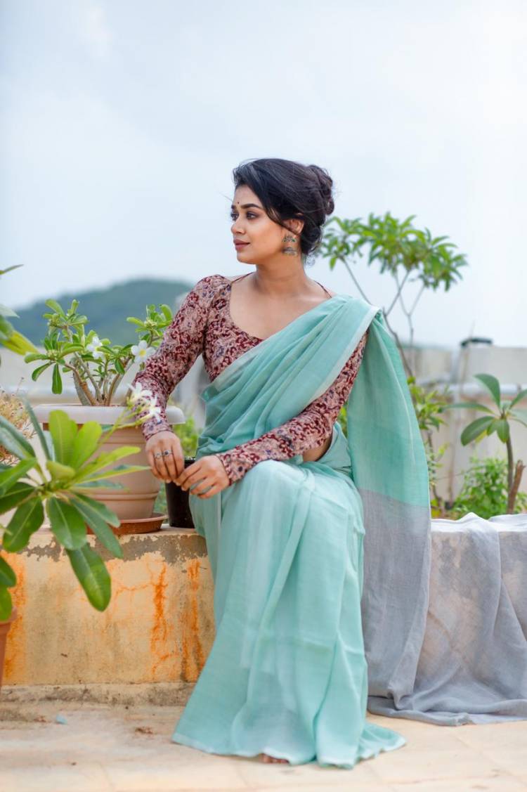 Actress #SwayamsiddhaDas will definitely leave us spellbound in the beautiful saree look from her latest photoshoot stills.