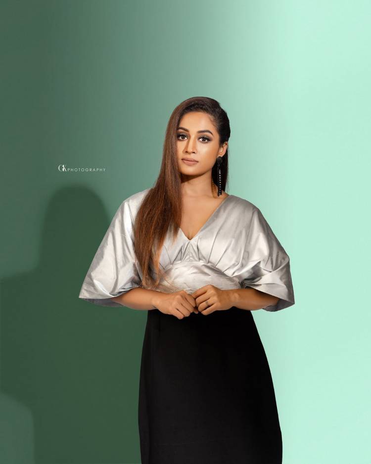 Gorgeous in grey @Poojaram22