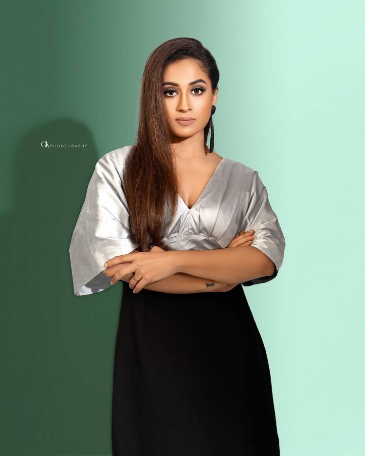 Gorgeous in grey @Poojaram22