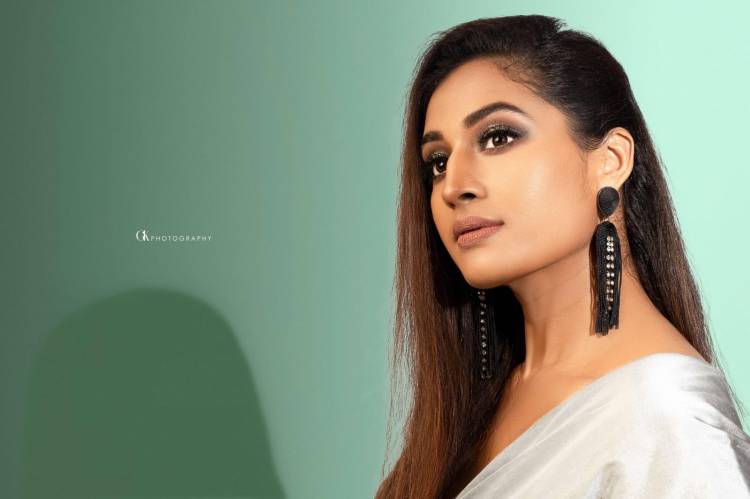 Gorgeous in grey @Poojaram22