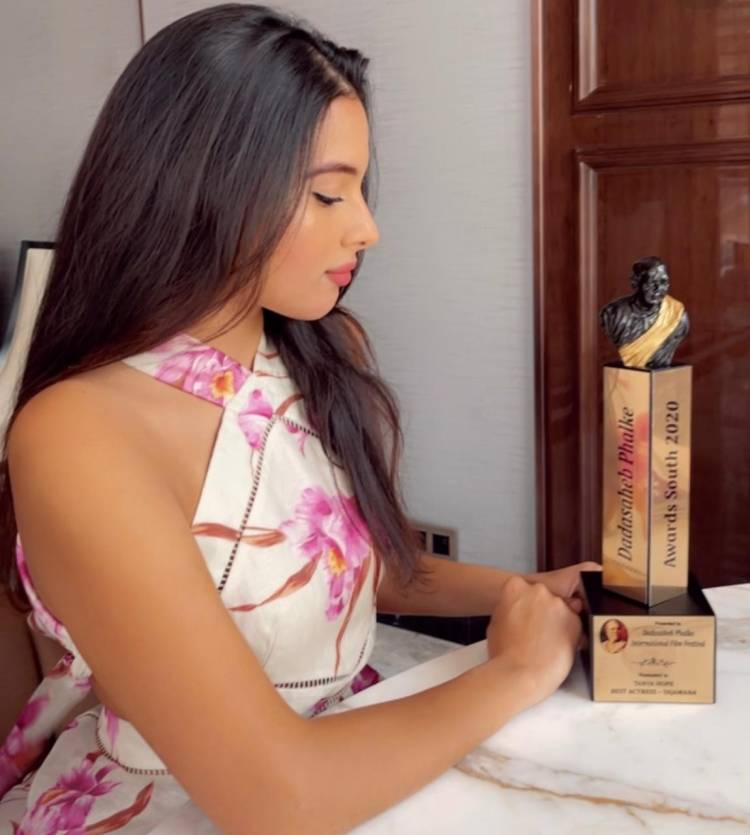 Here are the stills of #tanyahope with her #DadasahebPhalke Award that she received in the Best Actress category!  