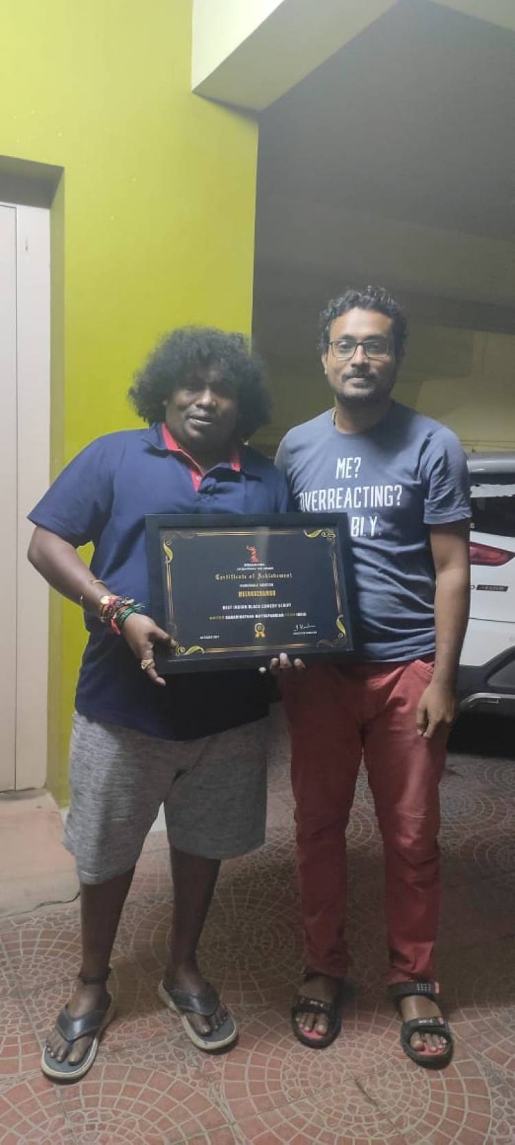 அவார்டுகளை அள்ளிக்குவிக்கும் யோகிபாபு  விருது மழையில் நனைந்து கொண்டிருக்கும் யோகி பாபு