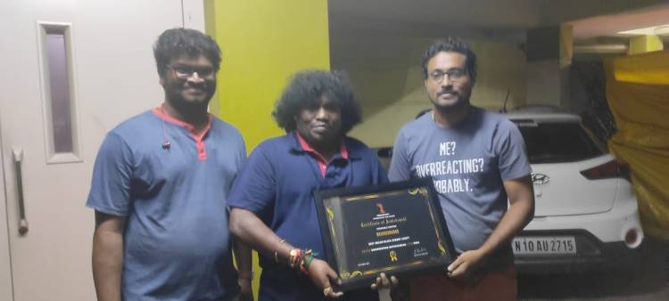 அவார்டுகளை அள்ளிக்குவிக்கும் யோகிபாபு  விருது மழையில் நனைந்து கொண்டிருக்கும் யோகி பாபு