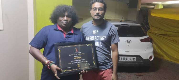 அவார்டுகளை அள்ளிக்குவிக்கும் யோகிபாபு  விருது மழையில் நனைந்து கொண்டிருக்கும் யோகி பாபு