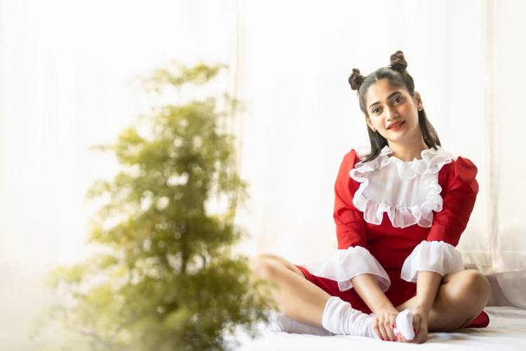 Actress #Losliya wishing everyone #MerryChristmas 