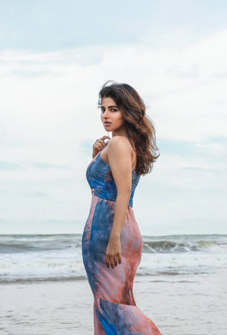#IswaryaMenon looks breathtaking as she stuns in these pictures taken on a beach 