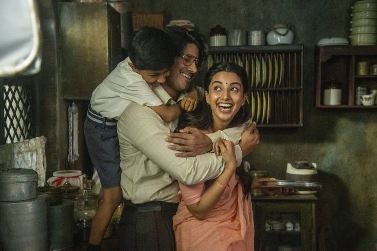 சித்தாரா எண்டர்டெயின்மெண்ட்ஸ் தயாரிப்பில் துல்கர் சல்மான் நடிப்பில், வெங்கி அட்லூரி இயக்கத்தில், ’லக்கி பாஸ்கர்’ படத்தில் இருந்து ஜி.வி.பிரகாஷ் குமார் இசையமைத்த முதல் பாடலான ‘ஸ்ரீமதி காரு’ வெளியாகியுள்ளது!