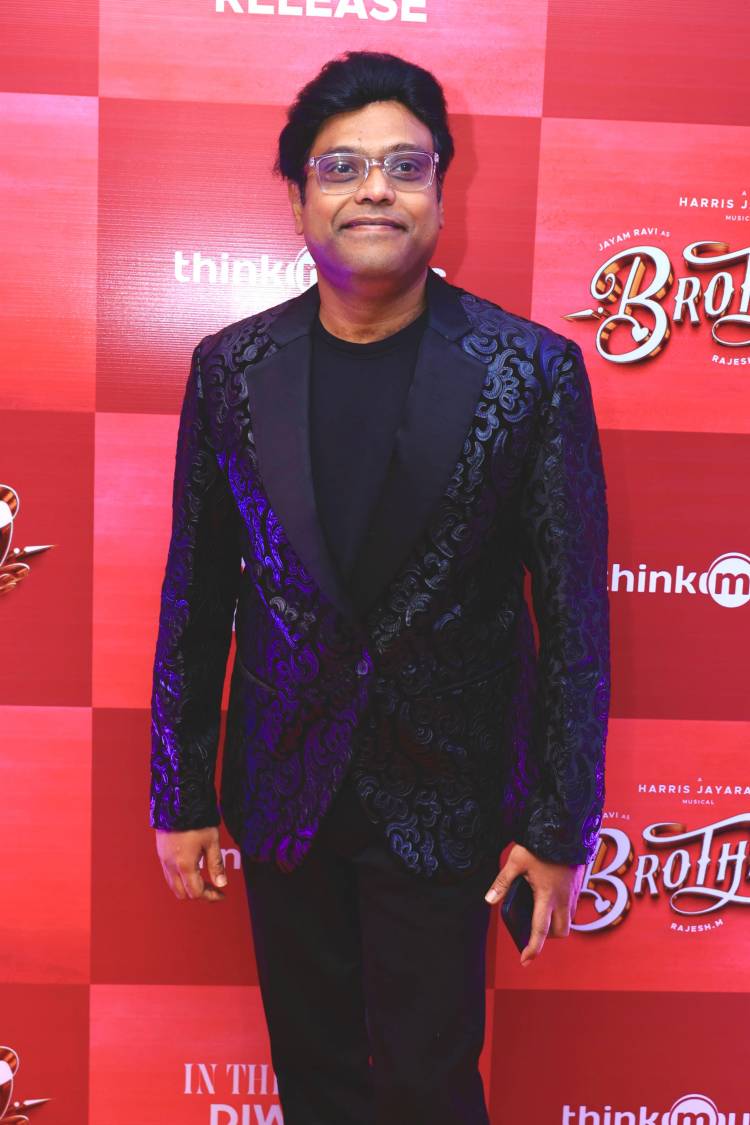 தயாரிப்பாளர் சுந்தரின் ஸ்கிரீன் சினி நிறுவனம் தயாரித்து, நடிகர் ஜெயம் ரவி நடிக்க, இயக்குனர் ராஜேஷ் இயக்கத்தில், ஹாரிஸ் ஜெயராஜ் இசையில் உருவாகி வரும் படம் #பிரதர். 