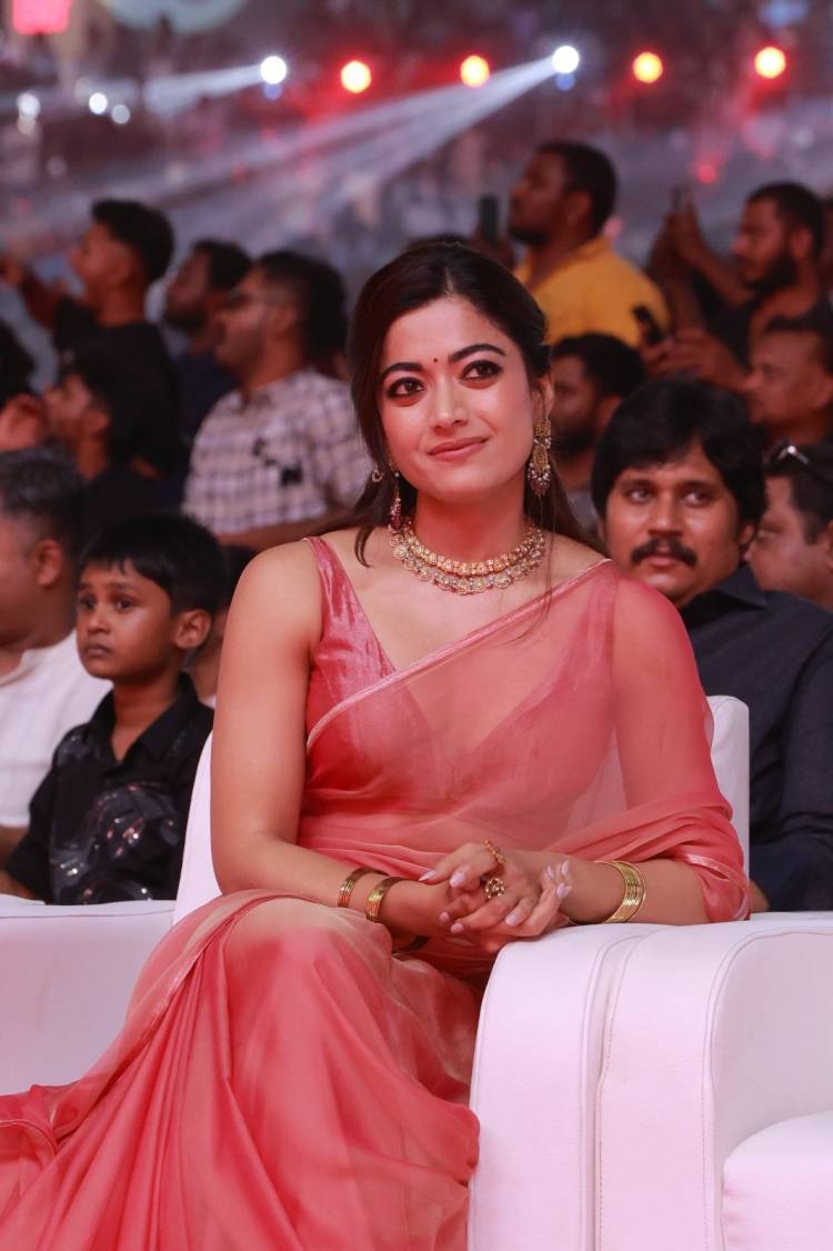 ”என்னைப் பிறப்பித்து வளர்த்த தமிழ் மண்ணுக்கு எனது பணிவான மரியாதையும் அன்பும்” - சென்னையில் நடந்த 'புஷ்பா2' படத்தின் ப்ரீ-ரிலீஸ் நிகழ்வின் போது எமோஷனலாகப் பேசிய பான் இந்தியன் ஐகான் ஸ்டார் அல்லு அர்ஜுன்!