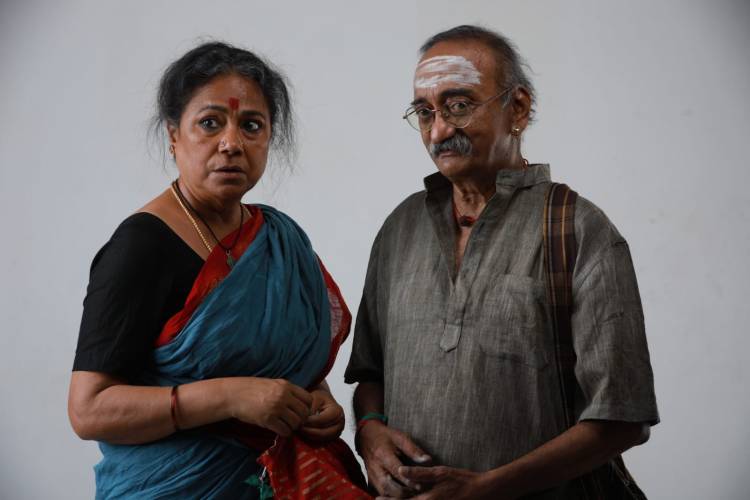திரையரங்குகளில் சாமியாடிய பெண்கள்!