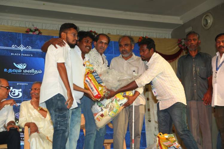 ”உதவும் மனிதம்” சிறப்புவிழா: 300 பயனாளிகளுக்கு நலத்திட்ட உதவிகள்!