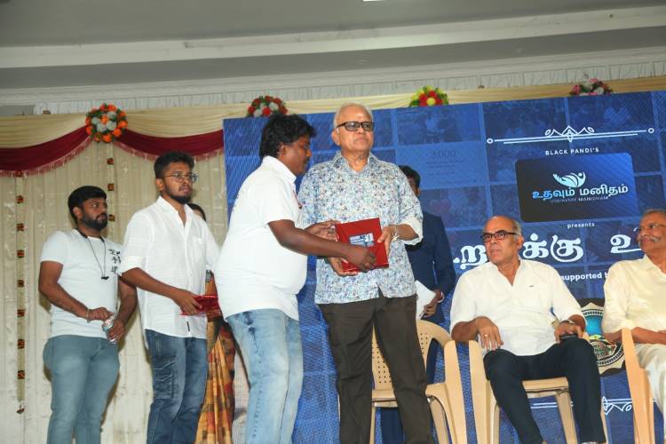 ”உதவும் மனிதம்” சிறப்புவிழா: 300 பயனாளிகளுக்கு நலத்திட்ட உதவிகள்!