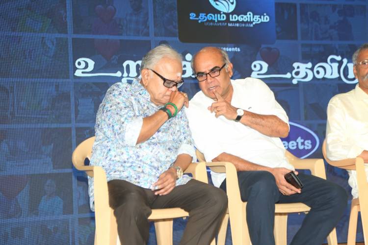 ”உதவும் மனிதம்” சிறப்புவிழா: 300 பயனாளிகளுக்கு நலத்திட்ட உதவிகள்!