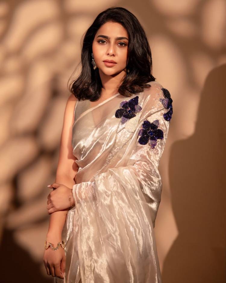 The charm of the classics never fades…???? #AishwaryaLekshmi looks shining in her new photoshoot! 
