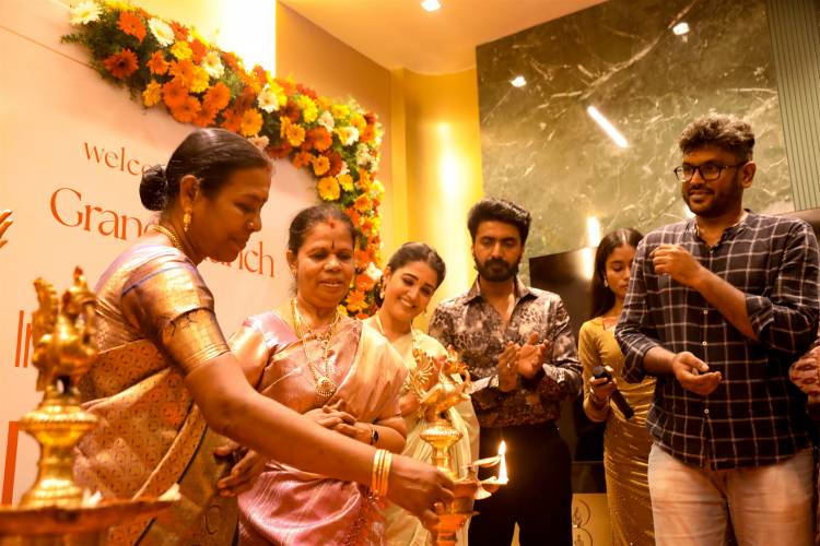 சென்னை பெருங்குடியில் Interiors by DeX Flagship அனுபவ மையத்தை நடிகர்கள் பிரஜின், சாண்ட்ரா & இயக்குநர்-நடிகர் கரு. பழனியப்பன் திறந்து வைத்தனர். 5 ஆண்டு ‘கேள்வியே இல்லாத’ மாற்று உத்தரவாதம் அறிமுகம்