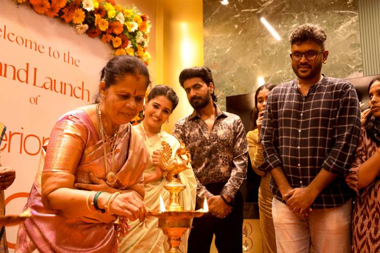 சென்னை பெருங்குடியில் Interiors by DeX Flagship அனுபவ மையத்தை நடிகர்கள் பிரஜின், சாண்ட்ரா & இயக்குநர்-நடிகர் கரு. பழனியப்பன் திறந்து வைத்தனர். 5 ஆண்டு ‘கேள்வியே இல்லாத’ மாற்று உத்தரவாதம் அறிமுகம்