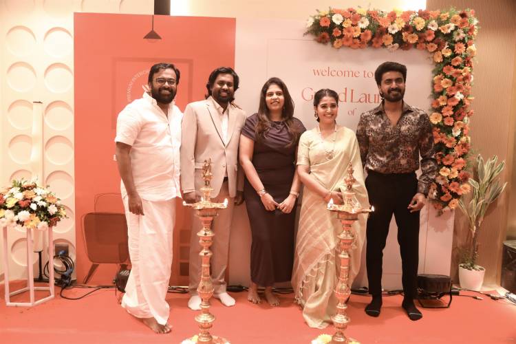 சென்னை பெருங்குடியில் Interiors by DeX Flagship அனுபவ மையத்தை நடிகர்கள் பிரஜின், சாண்ட்ரா & இயக்குநர்-நடிகர் கரு. பழனியப்பன் திறந்து வைத்தனர். 5 ஆண்டு ‘கேள்வியே இல்லாத’ மாற்று உத்தரவாதம் அறிமுகம்