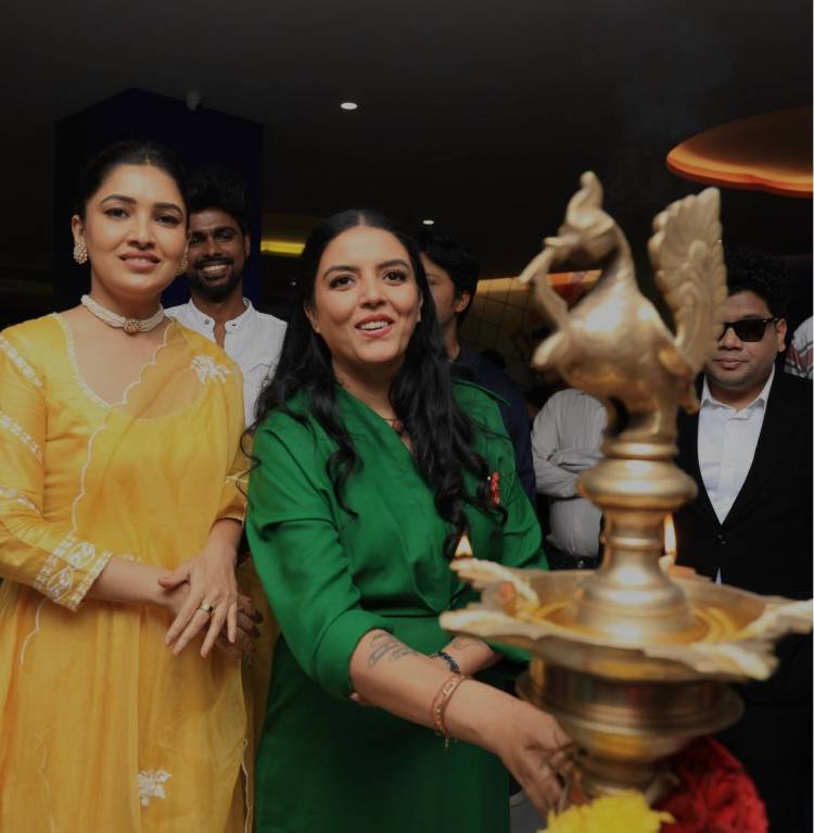 'கிகி & கொகொ' படத்தயாரிப்பாளர்களின் 'கலர் பென்சில்' ஸ்டோரை நடிகை வாணி போஜன் மற்றும் மைக்செட் ஸ்ரீராம் சென்னையில் திறந்து வைத்தனர்!