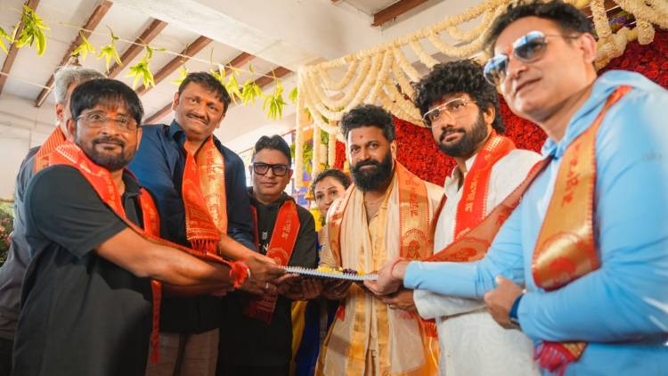 பிரசாந்த் வர்மா இயக்கத்தில், ரிஷப் ஷெட்டி நடிப்பில், மைத்ரி மூவி மேக்கர்ஸ் தயாரிப்பில், டி-சீரிஸ் வழங்கும் ’ஜெய் ஹனுமான்’ திரைப்படம், ஹனுமான் பிறந்த இடமான ஹம்பி அஞ்சனாத்ரியில் பாரம்பரிய பூஜையுடன் பிரம்மாண்டமாக துவங்கியது!