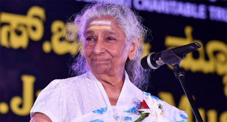 மறைந்த பின்னணிப் பாடகி எஸ்.ஜானகி உடல் பொதுமக்கள் அஞ்சலிக்காக மைசூர் மகாராஜ கல்லூரி மைதானத்தில் வைக்கப்பட்டது