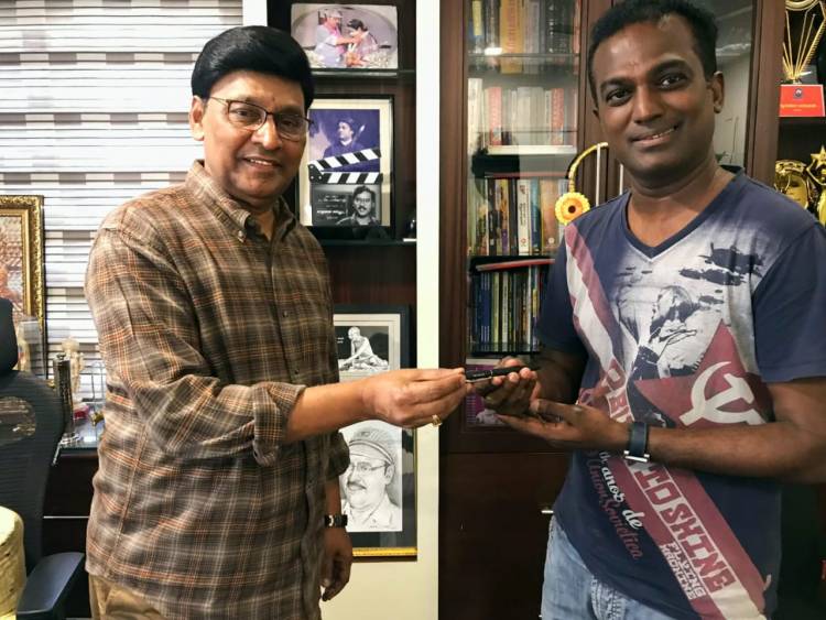 'பீப்' பட இயக்குநருக்கு பேனா பரிசளித்த திரைப்பட ஜாம்பவான் கே.பாக்யராஜ்