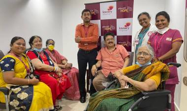 எஸ்வி சேகர் தன் மனைவி தாயுடன் கோவிட் தடுப்பு ஊசி போட்டுக்கொண்டார்.