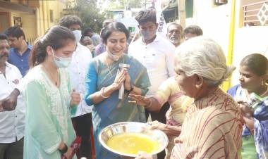 MNM star campaigners Ms. Suhasini Maniratnam and Ms. Akshara Haasan receive overwhelming support from the people of Amman kulam and Ma. Na. Ka. Street. 