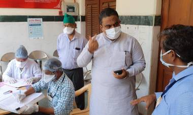 Rais Shaikh Tweets Mumbai police to take an initiative against Bollywood Paparazzi.