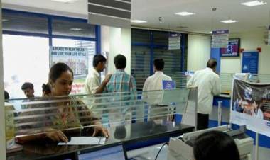 வங்கிகள் 50% பணியாளர்களுடன் இயங்க அனுமதி