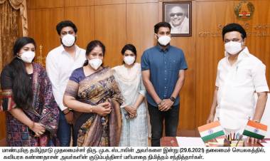  முதலமைச்சர் திரு.மு.க.ஸ்டாலின் அவர்களை கவியரசு கண்ணதாசன் குடும்பத்தினர் சந்தித்து கவியரசு கண்ணதாசன் புத்தகத்தை அளித்து வாழ்த்துக்களை தெரிவித்தனர்