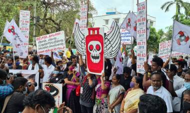 தமிழ்நாடு முழுவதும், மாவட்ட தலைநகர்களில் பெட்ரோல்,  டீசல் மற்றும் எரிவாயு விலையை குறைக்க வலியுறுத்தி, மத்திய, மாநில அரசை கண்டித்து மக்கள் நீதி மய்யம் கட்சியின் மாபெரும் கண்டன ஆர்ப்பாட்டம்