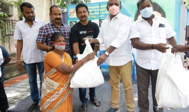 மயிலாப்பூர் தொகுதி தி.மு.க சட்டமன்ற உறுப்பினர் மயிலை த.வேலு - Trident Arts தயாரிப்பாளர் R.ரவீந்திரன் இணைந்து கொரோனா நிவாரண பொருட்கள்  வழங்கினர்.