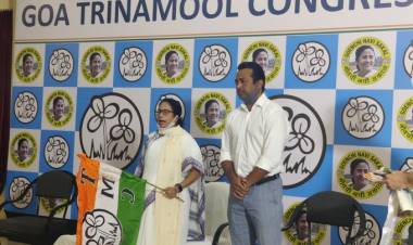 டென்னிஸ் வீரர் லியாண்டர் பயஸ் மேற்கு வங்க முதல்வர் மம்தா பானர்ஜி முன்னிலையில் திரிணாமுல் காங்கிரஸ்  கட்சியில் இணைந்தார்.