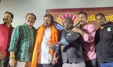 தமிழ்நாடு திரைப்பட இயக்குநர்கள் சங்க நிர்வாகிகள் பதவியேற்பு விழாவில்   "சினிமா பத்திரிகையாளர் சங்கம்" சார்பில் சால்வை அணிவித்து மரியாதை