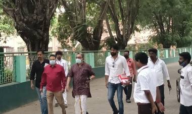 நடிகர் நடிகைகளை காட்டிலும் கேமராமேன் மற்றும் காவல்துறையினரும் அதிகம் குவிக்கப்பட்டுள்ளனர்