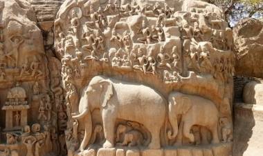 அர்சுனன் தபசு என சிலரும், பகீரதன் தவம் என்று சிலராலும் சொல்லப்படும் இந்த சிற்பத்தொகுப்பு இன்று வரை பல விவாதங்களுக்கு வித்திட்டு வருகிறது 