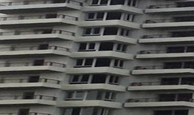 போலீசாருக்கு பயந்து 7-வது மாடியில் இருந்து குதித்து தற்கொலை செய்து கொண்ட குடும்பம்