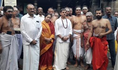 சிதம்பரம் அண்ணாமலைப் பல்கலைக்கழகத்தில் நடைபெறும் 84 ஆவது பட்டமளிப்பு விழாவில் கலந்து கொள்ள சிதம்பரத்திற்கு வருகை தந்துள்ள தமிழ்நாடு கவர்னர் ரவி மற்றும் அவரது மனைவி ஆகியோர்