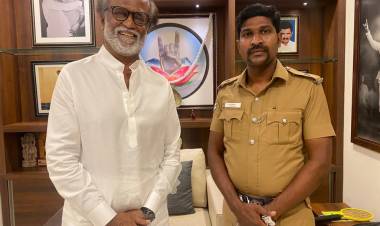 செஸ் பிரதமர் நிகழ்ச்சிக்கு தன்னை வீட்டிலிருந்து பாதுகாப்பாக அழைத்துச்சென்ற போலீஸாரை வீட்டுக்கு அழைத்து ரஜினிகாந்த் பாராட்டு.