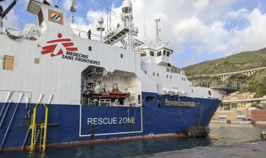 Aid groups dock 2 rescue vessels with 500 migrants in Italy