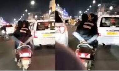 நடுரோட்டில் கட்டிபிடித்தபடி பைக்கில் சென்ற காதல்ஜோடி வீடியோ