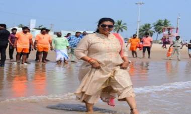 செருப்பை வைத்திருந்த ஊழியர்...! சர்ச்சையில் சிக்கிய மந்திரி ரோஜா.. !