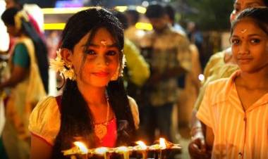 பெண்களாக மாறி திருவிழா கொண்டாடும் ஆண்கள்..! 