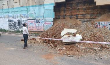 தஞ்சாவூர் - திருச்சி நெடுஞ்சாலையில் செங்கிப்பட்டியில் மேம்பாலம் சுவர் சரிவு - போக்குவரத்து பாதிப்பு