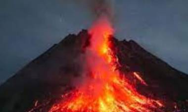 இந்தோனேஷியாவில் பலமுறை வெடித்து சிதறிய எரிமலை