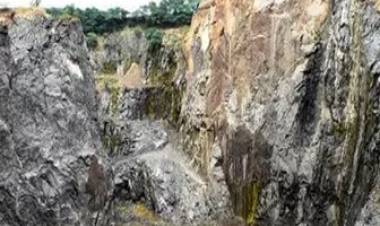 மணப்பாறை அருகே கல்குவாரியை மூட கோரி சாலை மறியல்..!!