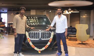 MRP Entertainment  தயாரிப்பாளர் மகேஷ் ராஜ் பசிலியான்,  'டூரிஸ்ட் ஃபேமிலி'  இயக்குநர்  அபிஷன் ஜீவிந்த்திற்கு  கல்யாண பரிசாக,  கார் வழங்கியுள்ளார்