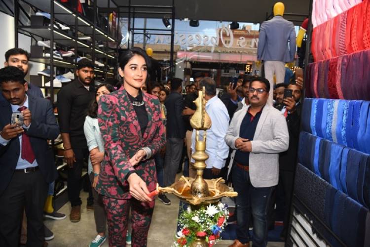 Peter England store launched by Regina Cassandra